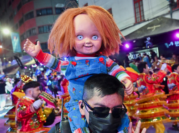 지난 14일(현지시간) 볼리비아 라파스에서 열린 행진 행사에서 한 남성이 처키 인형을 들고 있다. 기사와 직접적인 관련 없음. 로이터 연합뉴스