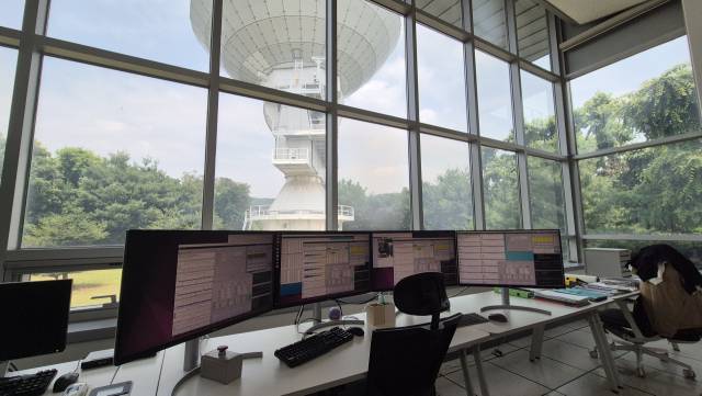 전파망원경이 보이는 KVN 연세전파천문대 관제실. 모니터 4대는 각각 KVN 연세·울산·탐라·서울대평창 전파천문대의 관측 데이터를 실시간으로 보여준다. 김윤수 기자