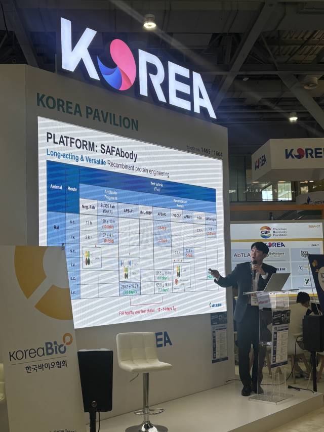 에이프릴바이오 관계자가 17일(현지 시간) 바이오USA 한국관에서 기업 소개 프리젠테이션을 하고 있다. 이정민 기자