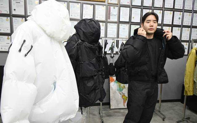 이재호 커버써먼 대표가 에어테크 기술이 접목된 패딩 재킷을 입고 포즈를 취하고 있다. 오승현 기자