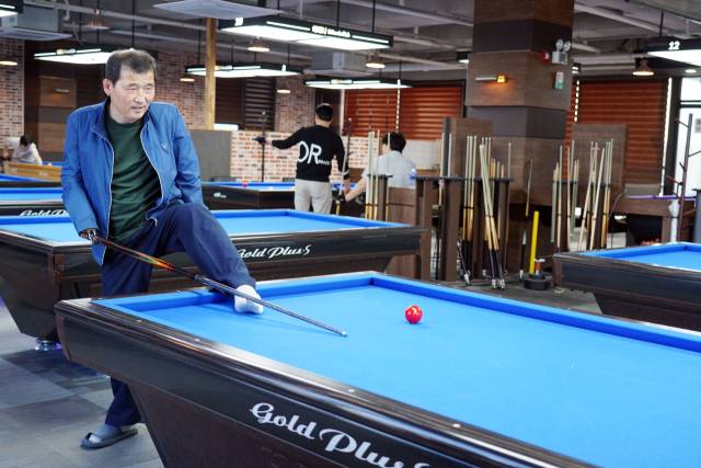 에코프로 온누리스포츠단 소속 이강우 선수가 당구 연습을 하고 있다. 사진제공=에코프