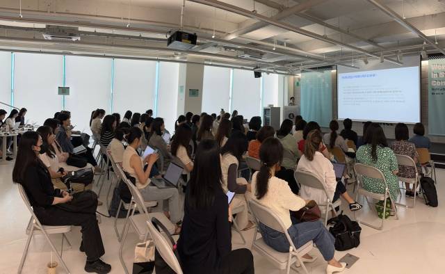 이달 11일 서울 강남구 스타트업얼라이언스에서 열린 제1회 ‘우먼 인 스타트업’ 콘퍼런스에서 참가자들이 양효진 채널코퍼레이션 세일즈 리드가 영업을 새롭게 정의하고 도전한 경험을 경청하고 있다. 사진 제공=스타트업얼라이언스
