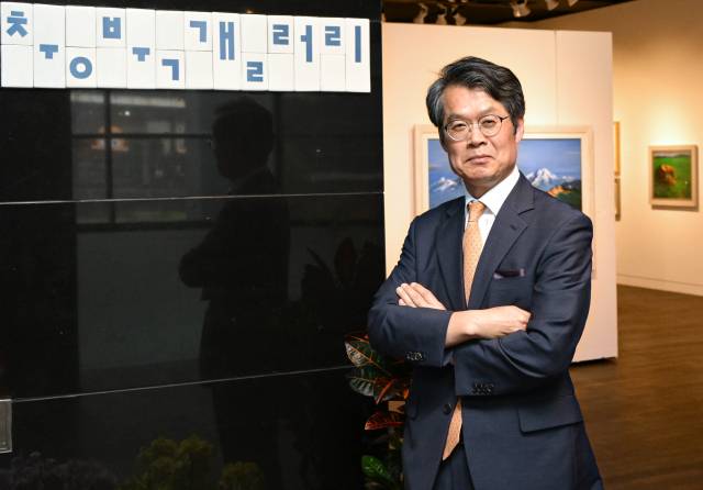 김갑수 한지총 회장이 서울 인사동 충북갤러리에서 본지와 인터뷰를 갖고 있다. 성형주 기자