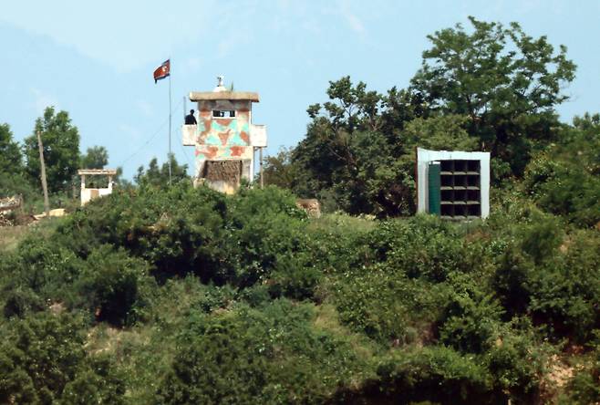 6월12일 경기도 파주시 자유로에서 바라본 북한 대남 방송 스피커 옆 초소에서 북한군이 경계 근무하고 있다. 이날 합동참모본부는 "오늘 북한의 대남 소음 방송이 청취된 지역은 없다"고 밝혔다. ⓒ연합뉴스