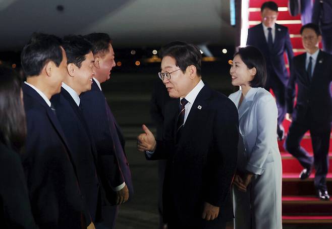 이재명 대통령이 19일 51차 주요 7개국(G7) 정상회의 일정을 마친 뒤 성남 서울공항에 도착해 마중 나온 강훈식 대통령비서실장과 대화하고 있다. ⓒ연합뉴스