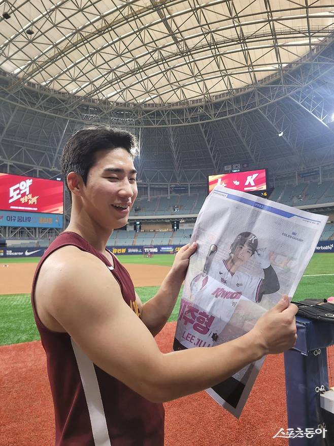 키움 이주형이 18일 고척 스카이돔에서 6월 16일자 스포츠동아 지면을 들고 사진 촬영을 하고 있다. 이주형은 지난달 19일부터 이달 1일까지 ‘셀럽챔프’와 스포츠동아가 진행한 ‘2025시즌 유니폼 판매왕 후보 예측’ 투표에서 1위를 차지했다.&nbsp;고척｜장은상 기자 award@donga.com