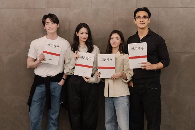 디즈니+가 인기 웹툰 ‘재혼 황후’를 원작으로 한 오리지널 시리즈 제작을 확정하고 화려한 캐스팅을 전격 공개했다. 사진제공 | 디즈니+