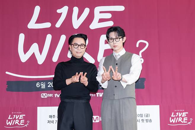 정재형(왼쪽)과 코드 쿤스트가  19일 서울 중구 커뮤니티하우스 마실에서 진행된 엠넷 음악 토크쇼 ‘라이브 와이어’ 제작발표회에서 포즈를 취하고 있다. 엠넷 제공