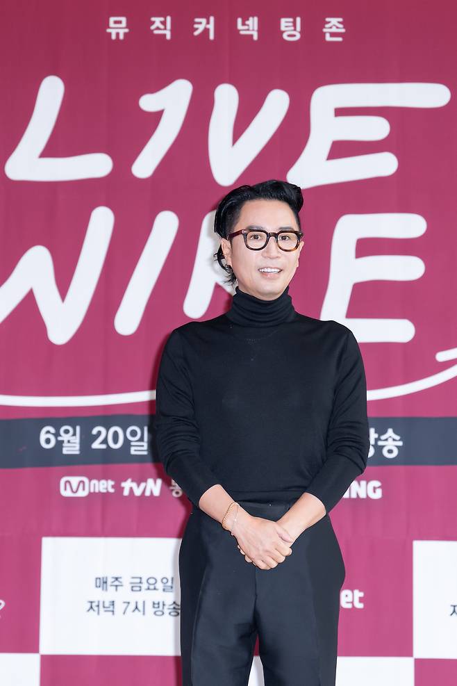 정재형이 19일 서울 중구 커뮤니티하우스 마실에서 진행된 엠넷 음악 토크쇼 ‘라이브 와이어’ 제작발표회에서 포즈를 취하고 있다. 엠넷 제공