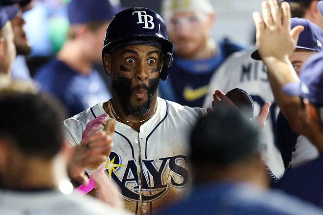 탬파베이 얀디 디아즈가 19일 볼티모어전에서 7회말 득점한 뒤 기뻐하며 동료들과 하이파이브를 나누고 있다. Imagn Images연합뉴스