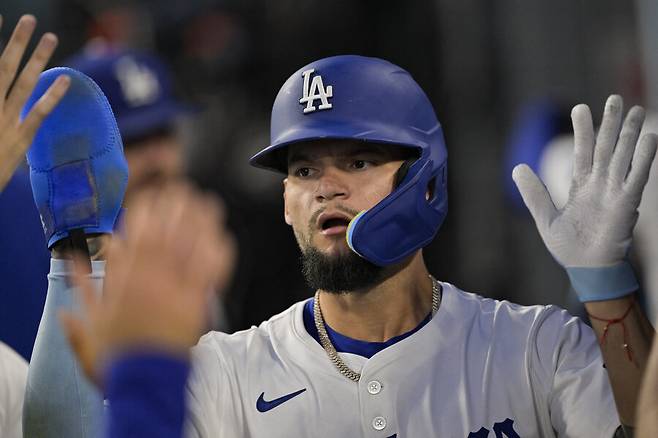 ▲ 18일(한국시간) 샌디에이고와 경기에서 홈런을 친 뒤 하이파이브하는 앤디 파헤스. ⓒ연합뉴스