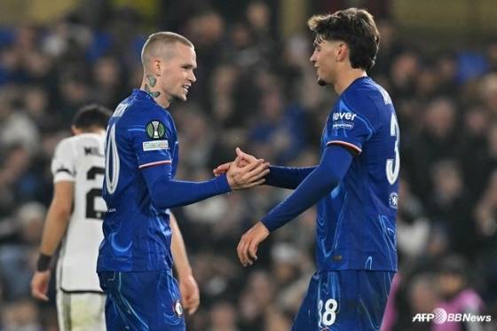 미하일로 무드리크(왼쪽)가 마크 기후와 손을 맞잡고 있다. /AFPBBNews=뉴스1