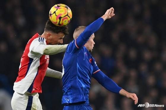 벤 화이트(왼쪽)와 미하일로 무드리크. /AFPBBNews=뉴스1