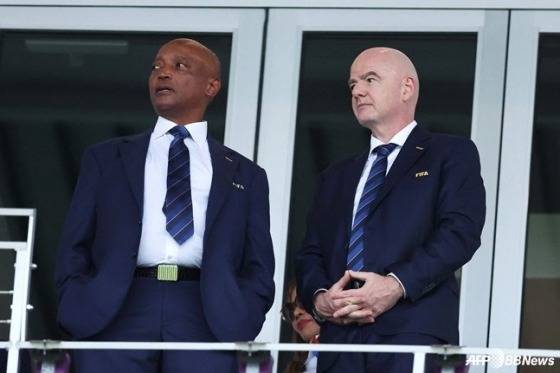 파트리스 맛시피(왼쪽) 아프리카축구연맹 회장과 지안니 인판티노 FIFA 회장이 지난 18일(한국시간) 클럽월드컵 울산HD-선다운스의 경기를 관전하고 있다. /AFPBBNews=뉴스1