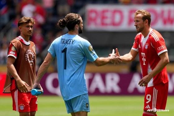 바이에른 뮌헨 해리 케인(오른쪽)과 오클랜드 시티 골키퍼 코너 트레이시가 지난 16일(한국시간) 경기에서 인사하고 있다.  /AFPBBNews=뉴스1