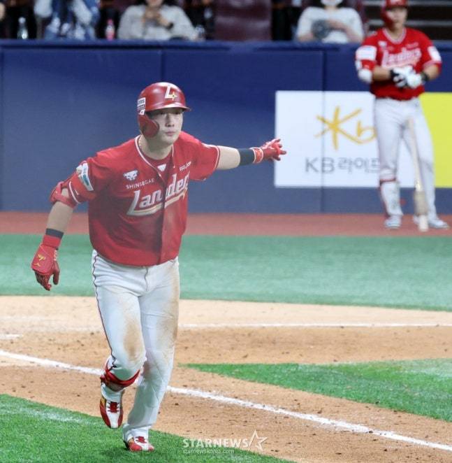 9회초 2-2를 만드는 동점 솔로 홈런을 때려낸 최지훈. /사진=강영조 선임기자