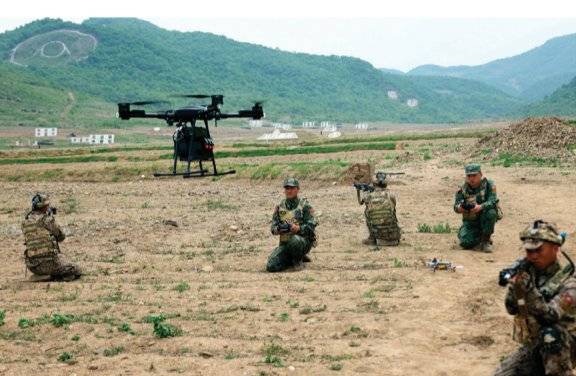 북한이 최근 공개한 ‘병종별 전술종합훈련’에서 북한군 특수작전군 부대원들이 드론을 조종하고 있다. 뉴스1