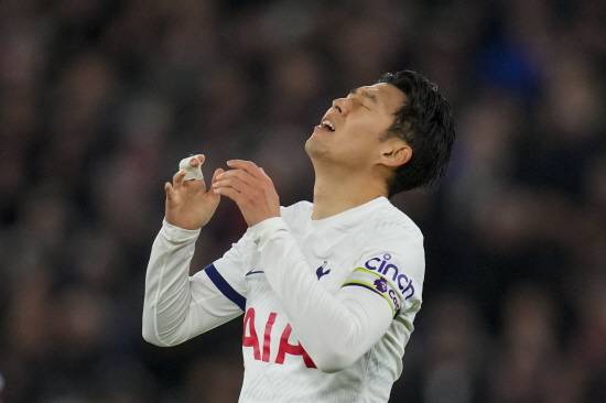 손흥민이 지난 시즌 라커룸에서 점차 고립되는 등 영향력이 줄어들었고, 토마스 프랭크 감독 역시 그를 핵심 전력으로 분류하지 않아 이적을 허용할 준비를 마쳤다는 충격적인 현지 보도가 나왔다. 토트넘은 손흥민의 막대한 상업적 가치를 활용할 8월 한국 투어를 '고별 무대'로 삼은 뒤, 본격적인 매각 절차에 나설 전망이다. 손흥민의 차기 행선지로는 사우디아라비아, 튀르키예가 거론되고 있다. 연합뉴스