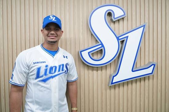 삼성 라이온즈가 발등 피로골절 재발 부상을 당한 기존 외국인 투수 데니 레예스와 결별 뒤 5일 만에 새 외국인 투수 헤르손 가라비토 영입을 공식 발표했다. 가라비토는 잔여 시즌 연봉 35만 6666달러에 계약 도장을 찍었다. 삼성 라이온즈