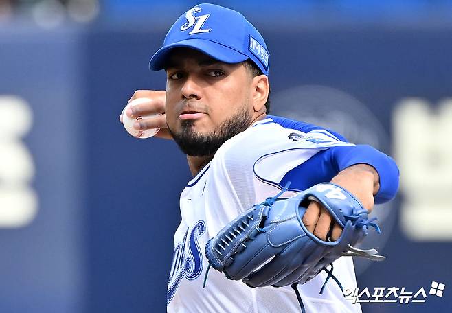 삼성 라이온즈가 발등 피로골절 재발 부상을 당한 기존 외국인 투수 데니 레예스와 결별 뒤 5일 만에 새 외국인 투수 헤르손 가라비토 영입을 공식 발표했다. 가라비토는 잔여 시즌 연봉 35만 6666달러에 계약 도장을 찍었다. 엑스포츠뉴스 DB