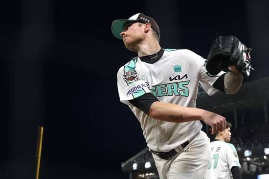 선발투수 애덤 올러의 호투와 불펜 안정감을 앞세운 KIA 타이거즈가 KT 위즈 상대 시리즈 스윕을 따내며 리그 단독 5위로 올라섰다. 올러는 이날 6이닝 10탈삼진 무실점 피칭을 펼치며 자신의 KBO리그 한 경기 최다 탈삼진 기록을 경신했다. 8회 등판한 성영탁은 2이닝을 무실잼으로 책임져 타이거즈 구단 역사상 신인 최다 이닝 연속 무실점 기록을 경신했다. 타선에서는 최형우가 선제 솔로포, 위즈덤이 쐐기 투런포를 터트렸다. KIA 타이거즈