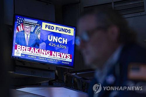 뉴욕증권거래소의 트레이더 [뉴욕 EPA=연합뉴스. 재판매 및 DB 금지]