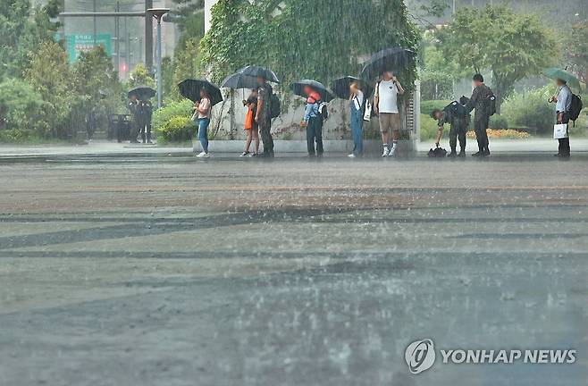 작년 7월 22일 오전 서울 용산구 일대에서 우산을 쓴 시민들이 택시 승차를 기다리고 있다. [연합뉴스 자료사진]