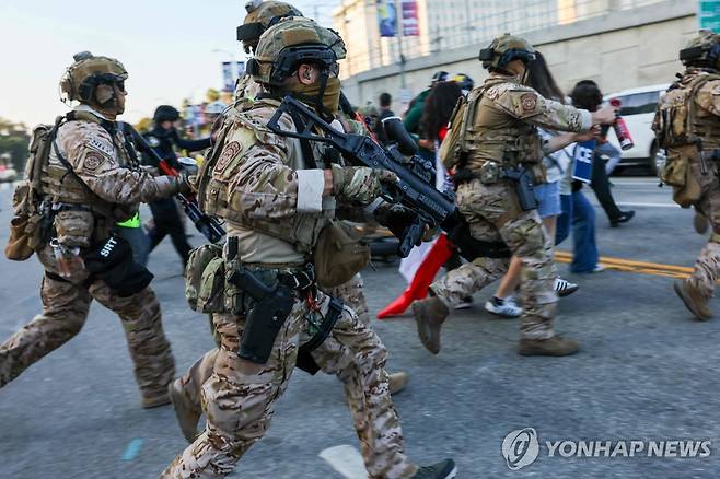 이민 단속 반대 시위에 투입된 미국 해병대 [게티이미지/AFP=연합뉴스]
