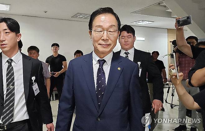 법정 향하는 임종식 경북도교육감 (대구=연합뉴스) 김선형 기자 = 뇌물 혐의 등으로 1심에서 징역 2년 6개월을 선고받은 임종식 경북도교육감이 19일 대구지법에서 2심 재판을 받기 위해 법정으로 향하고 있다. 2025.6.19 sunhyung@yna.co.kr