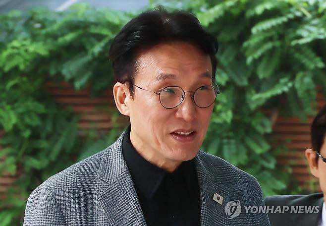 김민석 국무총리 후보자 출근 (서울=연합뉴스) 이정훈 기자 = 김민석 국무총리 후보자가 지난 18일 서울 종로구 통의동 금융감독연수원에 마련된 청문회 준비단 사무실로 출근하고 있다. 2025.6.18 uwg806@yna.co.kr