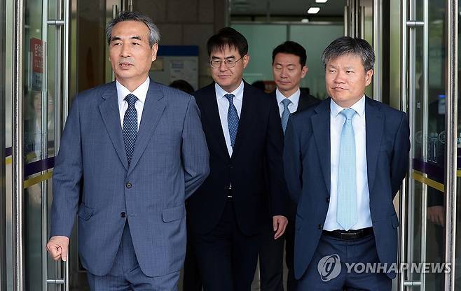 공수처 방문한 민중기 특검 (과천=연합뉴스) 김인철 기자 = 윤석열 전 대통령 부인 김건희 여사 관련 의혹을 수사하는 민중기 특별검사(왼쪽)와 특검보가 19일 경기도 과천 고위공직자범죄수사처에서 오동운 공수처장과 면담을 마치고 나오고 있다.
왼쪽부터 민 특검, 김형근, 문홍주, 박상진 특검보. 2025.6.19 yatoya@yna.co.kr