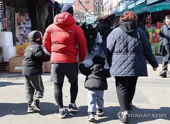 맞벌이부부 합산 최대 3년 육아휴직 사용 가능하다     사진은 23일 서울 시내에서 이동하는 가족의 모습. 2025.2.23 hwayoung7@yna.co.kr