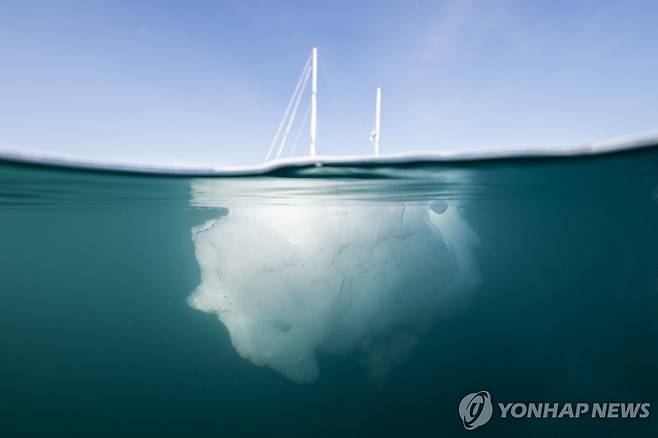 빠른 속도로 녹고 있는 그린란드의 빙산 2023년 8월 16일 과학탐사선 '카막' 촬영. [AFP 연합뉴스 자료사진. 재배포 및 DB 금지]