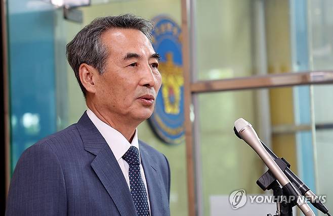 취재진과 질의응답하는 민중기 특검 (수원=연합뉴스) 권준우 기자 = 윤석열 전 대통령 부인 김건희 여사 관련 의혹을 수사하는 민중기 특별검사와 특검보들이 19일 오후 경기 수원시 경기남부경찰청을 찾아 김준영 청장과의 면담을 마친 뒤 취재진의 질문에 답하고 있다. 2025.6.19 stop@yna.co.kr