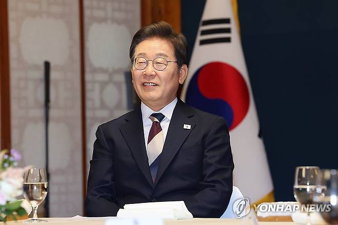 제21대 대통령 취임 기념 오찬 참석한 이재명 대통령 (서울=연합뉴스) 이재명 대통령이 4일 서울 여의도 국회 사랑재에서 열린 제21대 대통령 취임 기념 오찬에 참석해 있다. 2025.6.4 [국회사진기자단] photo@yna.co.kr