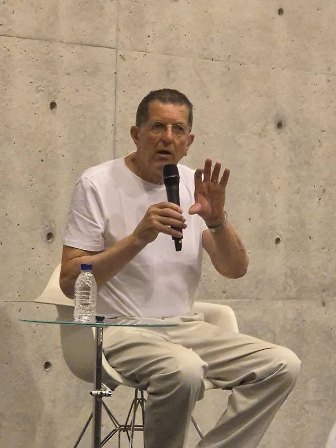 영국 조각가 앤서니 곰리 (원주=연합뉴스) 황희경 기자 = 영국의 유명 조각가 앤서니 곰리가 19일 강원도 원주 뮤지엄 산에서 자신의 작품을 상설전시하는 공간 '그라운드'에 대해 설명하고 있다. 2025.6.19.zitrone@yna.co.kr