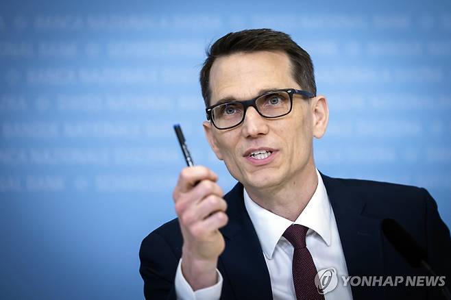 마틴 슐레겔 스위스국립은행(SNB) 총재 (취리히 AP=연합뉴스) 마틴 슐레겔 스위스국립은행(SNB) 총재가 19일(현지시간) 취리히에서 기자회견을 열고 기준금리 인하 결정에 대해 설명하고 있다. 2025.06.19 photo@yna.co.kr