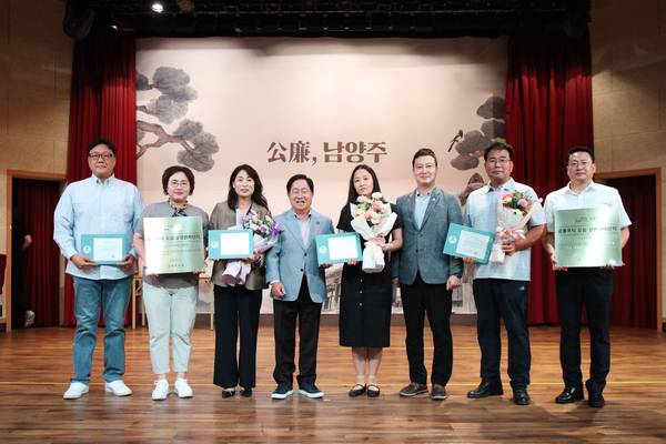 남양주시는 ‘2025년 다산 정약용 모범·상생관리단지’로 더힐포레4단지와 다산반도유보라메이플타운아파트를 선정해 시상식을 가졌다. 2025.6.20 /남양주시 제공