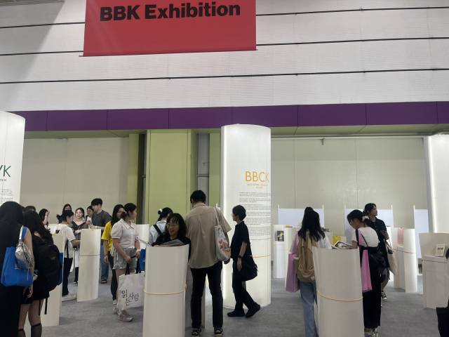 19일 서울 강남구 삼성동 코엑스에서 열린 2025 서울국제도서전에서 독자들이 책을 보고 있다. 김세연 기자