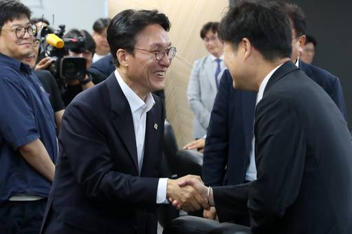 김민석 국무총리 후보자가 지난 20일 수성구 대구디지털혁신진흥원에서 열린 '인공지능 전환(AX) 연구거점 조성을 위한 경청 간담회'에서 참석자와 인사하고 있다. /연합뉴스