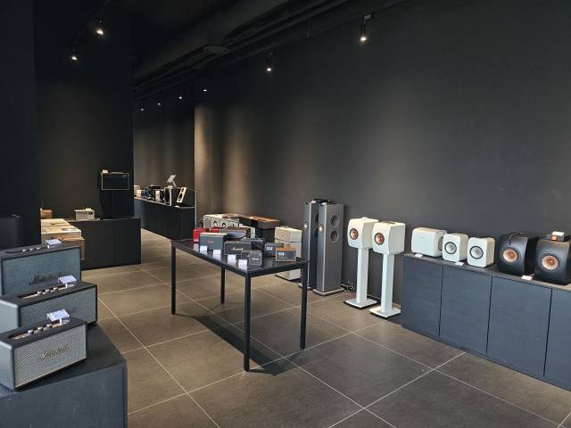 ‘울림사운드’ 매장에 입장하면 흑백으로 구분된 공간이 보인다. 우측의 흑색 구역엔 마샬, 제네바, 젠하이저 등 익숙한 브랜드뿐만 아니라 오디오프로, 케프, 제네렉, 브리온베가 등 비교적 마니악한 브랜드 제품들이 즐비하다. 조경건 부산닷컴 기자