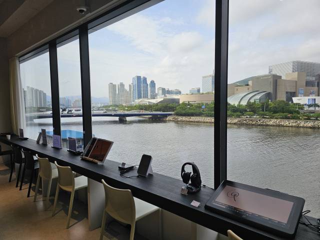 수영강이 보이는 조망은 ‘울림사운드’가 자랑하는 장점이다. 이런 조망을 갖춘 청음숍은 전국적으로도 흔치 않다. 조경건 부산닷컴 기자