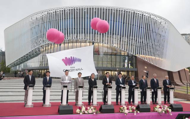부산콘서트홀 개관식이 20일 열려 개관 세리머니가 진행되고 있다. 정대현 기자 jhyun@