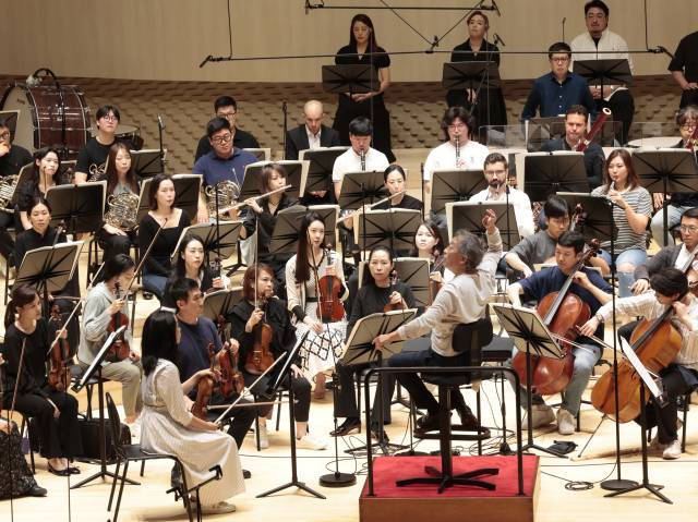 부산콘서트홀 개관일인 20일, 정명훈 예술감독과 APO 오케스트라가 개관 기념 공연에 앞서 리허설을 하고 있다. 정대현 기자 jhyun@