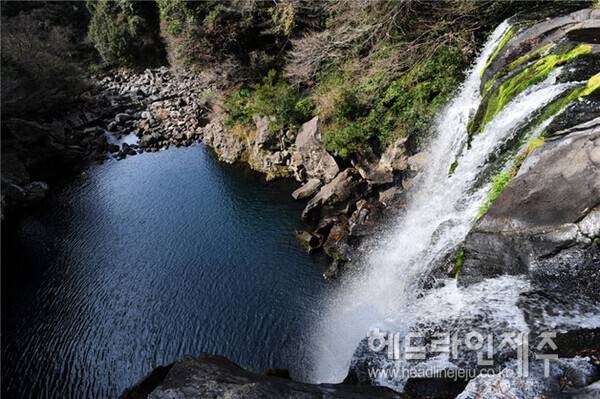 천제연의 물줄기와 물보라. (사진=제주관광공사)