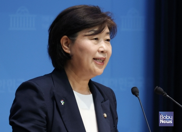 '인구미래위원회' 위원장으로서 인구문제 해결을 위한 다양한 논의를 진행해온 더불어민주당 서영교(서울 중랑구갑) 국회의원이 20일 "인구문제는 오늘날 대한민국이 처한 가장 중요한 문제"라며 10대 정책과제를 제안했다.&nbsp;ⓒ서영교 의원실