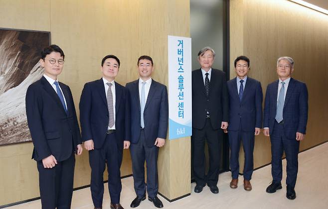 (왼쪽부터) 최철웅, 김경수, 배용만, 서동우, 김성수, 윤성조 변호사