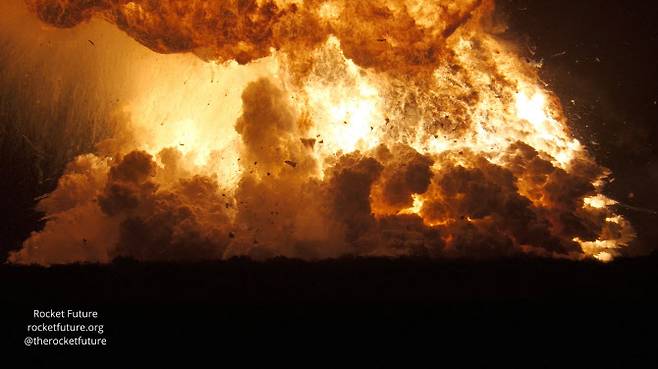 18일(현지시간) 미국 텍사스 브라운즈빌에서 SpaceX 로켓이 폭발하며 불길이 치솟고 있다. 이 화면은 소셜미디어 영상에서 캡처한 것이다. (사진=TheRocketFuture 제공/X 경유, 로이터 통신)