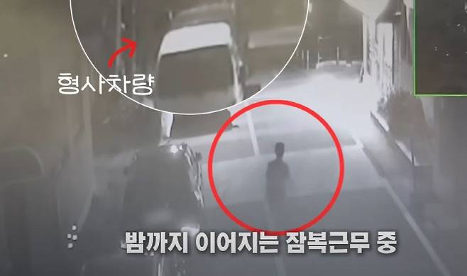 형사들이 탄 차를 털려고 접근하는 차량털이범. (사진=경찰청 유튜브 캡처)