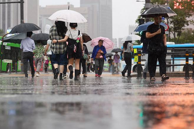 서울 전역에 호우주의보가 내린 20일 서울 종로구 광화문 네거리에서 우산을 쓴 시민들이 길을 건너고 있다. (사진=연합뉴스)
